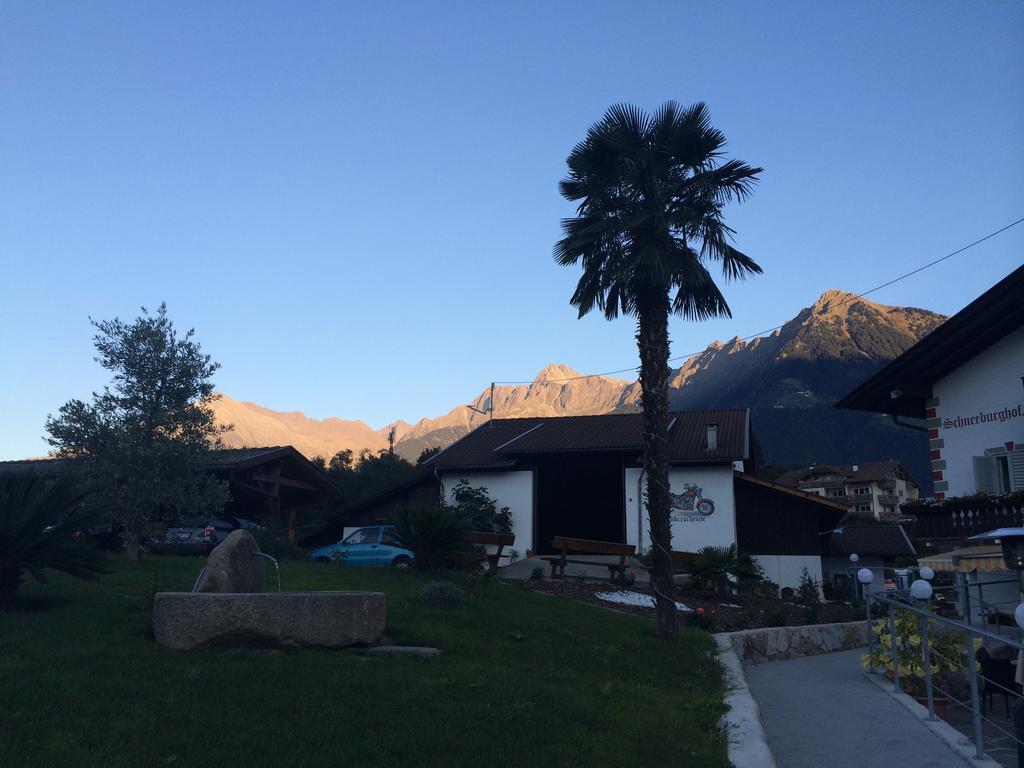 Garni Schneeburghof Hotel Tirolo Luaran gambar